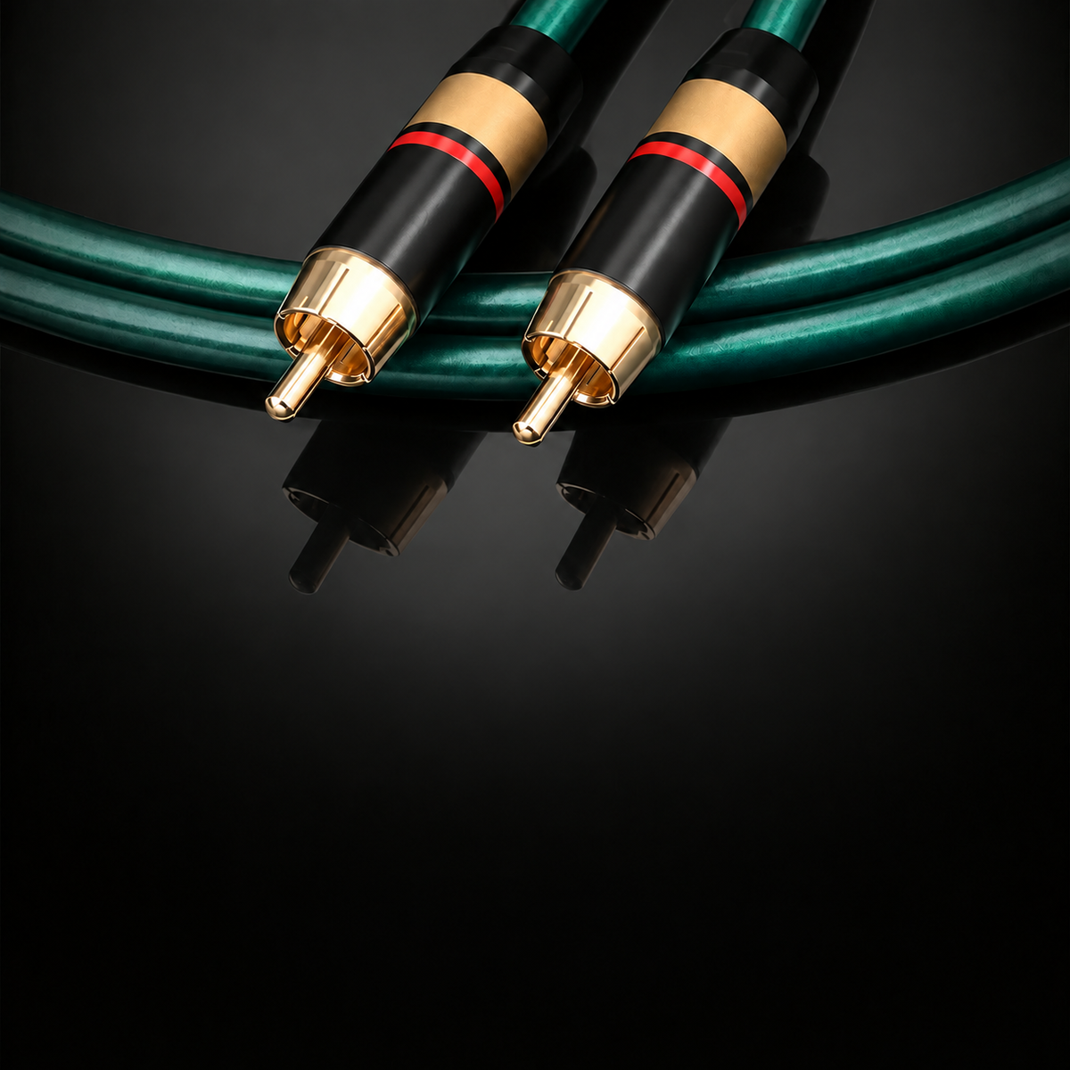 Detailansicht zweier Cinch-Stecker am grünen TUPower Audiokabel