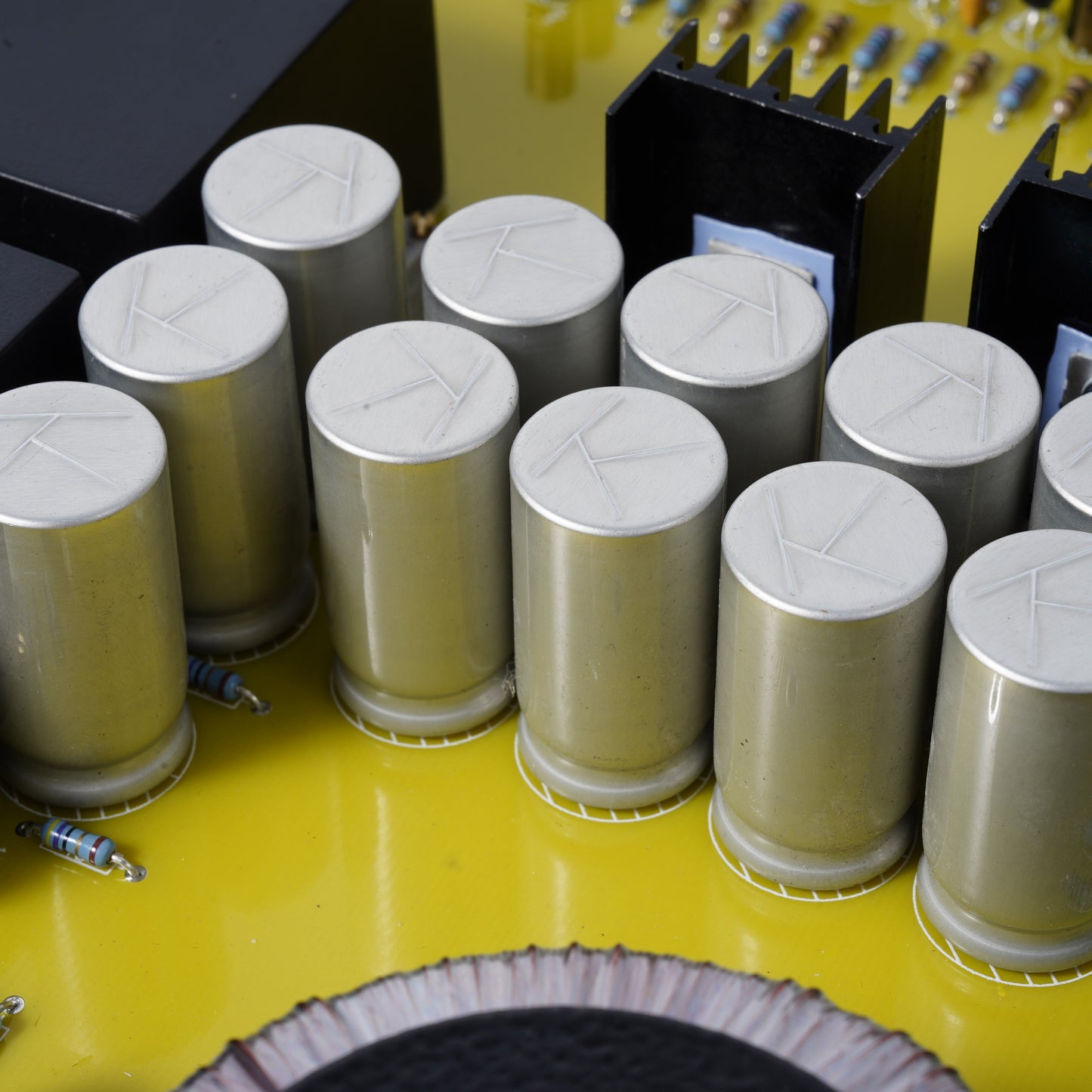 BRZHIFI 255 Innenansicht mit großen Filterkondensatoren