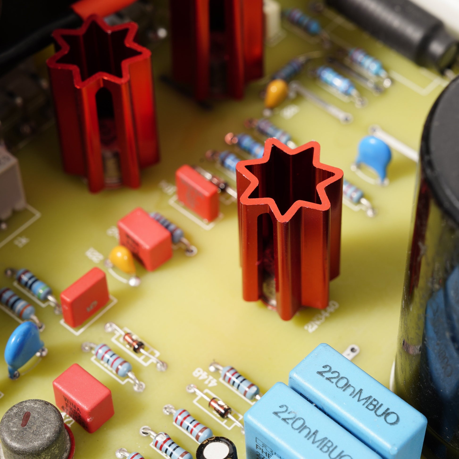 BRZHIFI 711MKII Verstärkerplatine mit roten Kühlkörpern